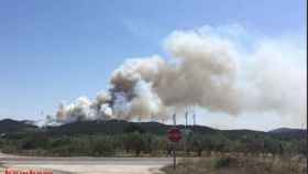 Incendio forestal en Perelló, que tratan de sofocar siete helicópteros / BOMBEROS