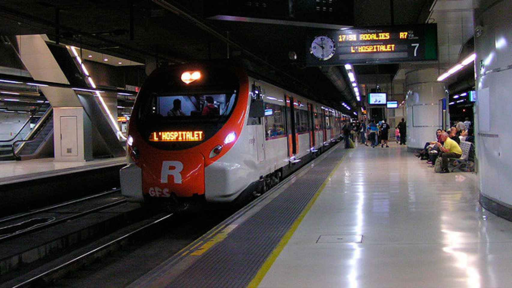 Un tren de la red Rodalies de Cataluña a su paso por la estación de Barcelona-Sants / CG