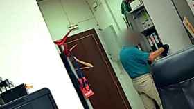 La cámara de seguridad capta a uno de los jubilados durante un robo / MOSSOS