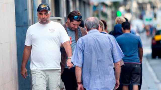 El turista norteamericano José Bravo (i), que fue agredido el pasado miércoles por la noche por un grupo de manteros en la plaza Catalunya de Barcelona