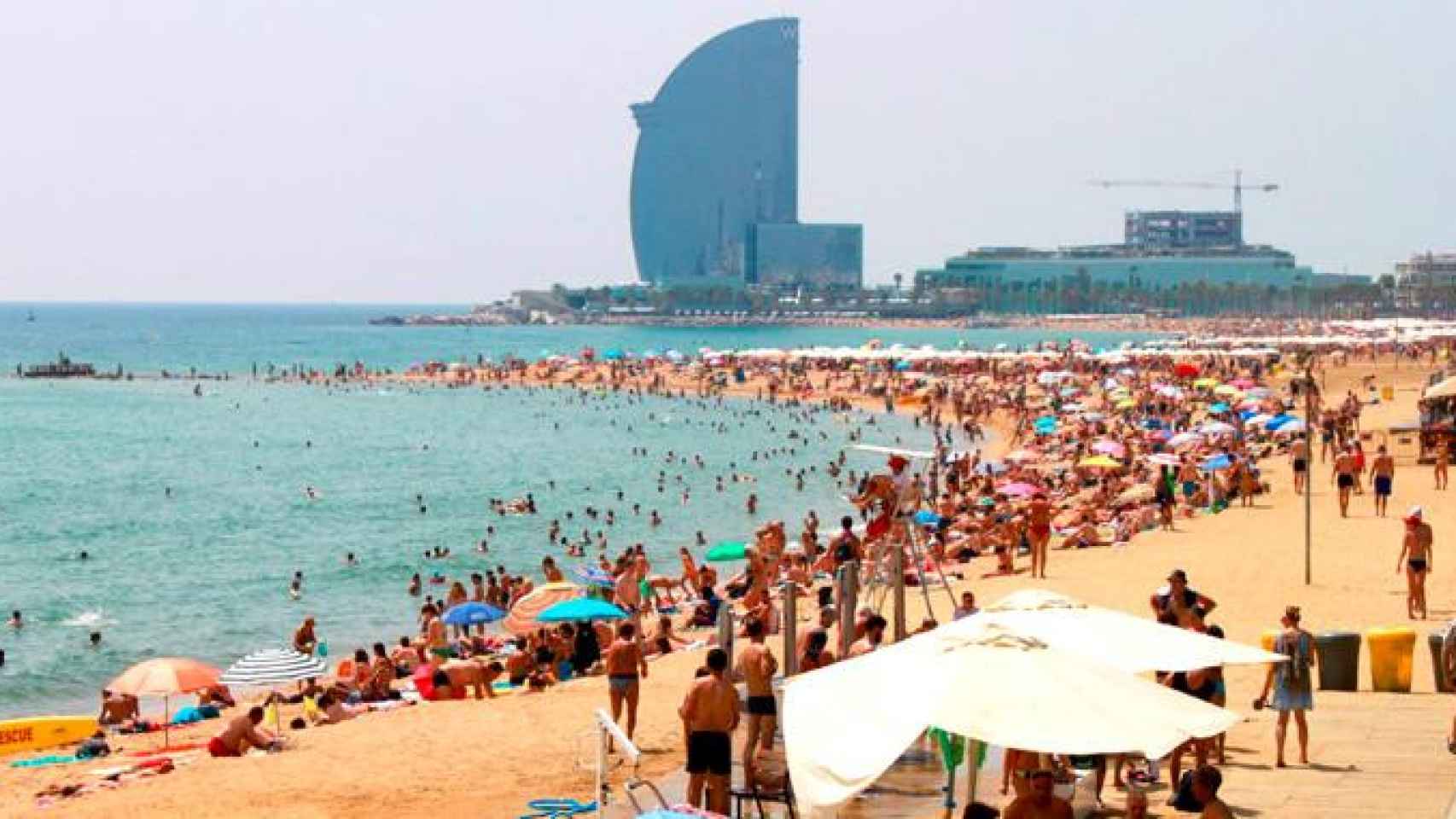 Vista de la playa de la Barceloneta / EFE