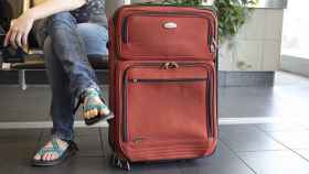 Turista esperando con su maleta en el aeropuerto / PIXABAY