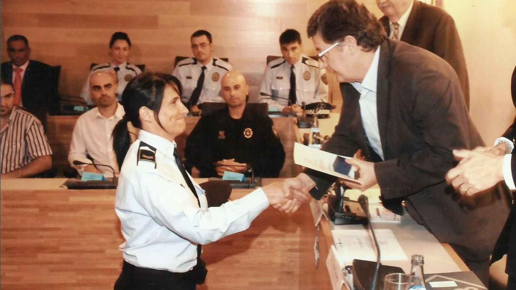 La sargento Roser Ruiz recogiendo de manos del actual alcalde una de las varias felicitaciones que ha recibido en su carrera