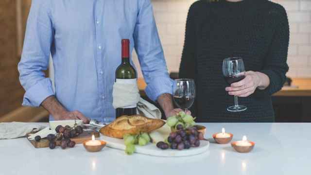 Una pareja bebiendo vino