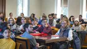 Un grupo de estudiantes erasmus atienden las indicaciones del profesor en una universidad española / EFE