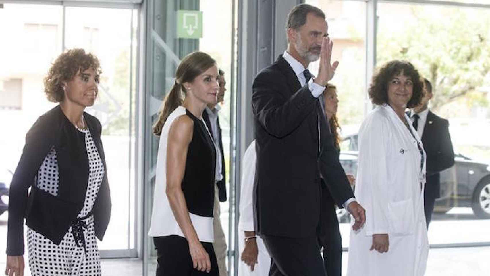 Los Reyes, acompañados por la ministra de Sanidad, Dolors Montserrat (i), a su llegada al Hospital de la Sant Creu y Sant Pau de Barcelona / EFE