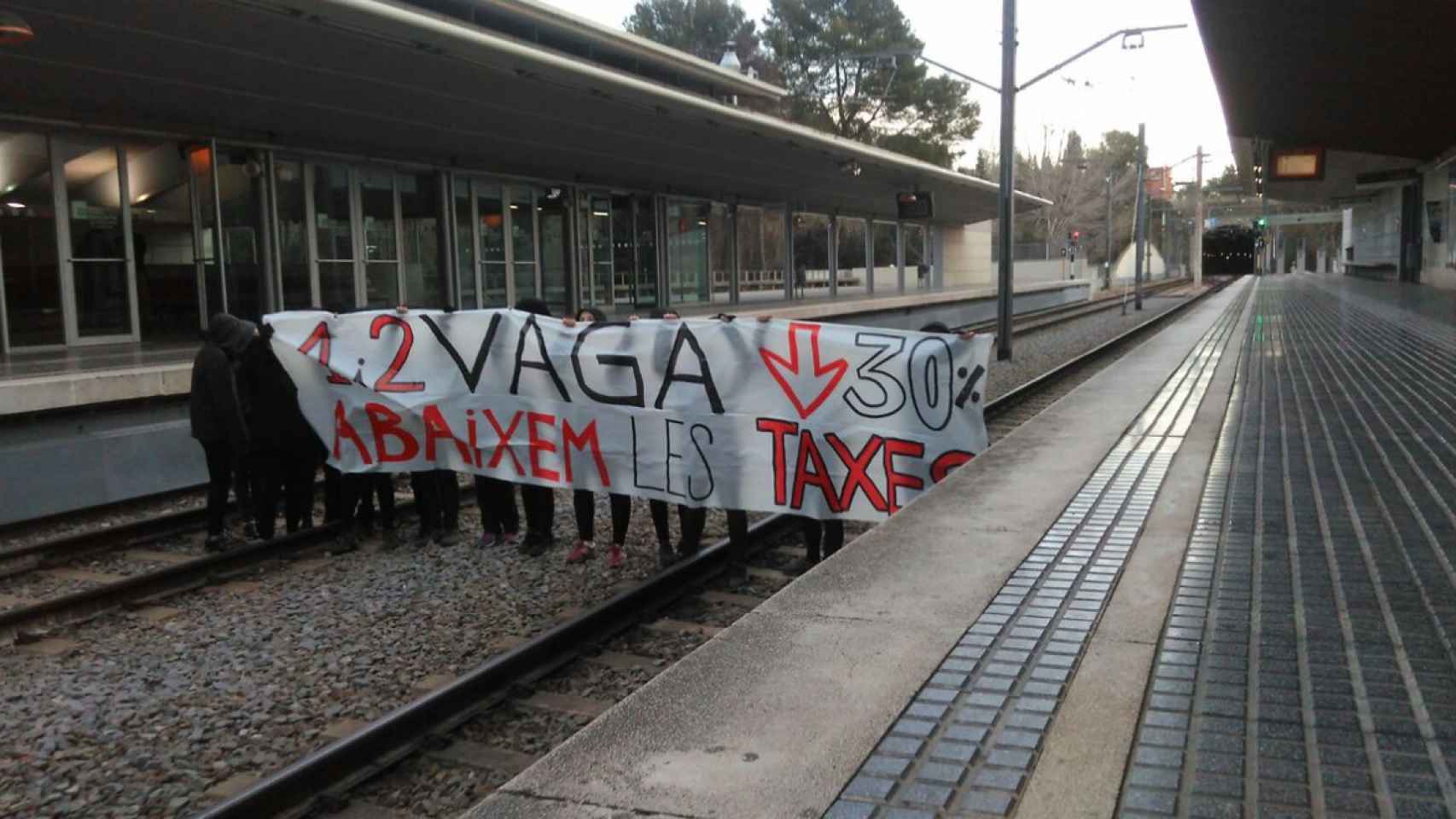 Un grupo de estudiantes corta el tráfico ferroviario en la Universitat Autònoma de Barcelona (UAB) / TWITTER