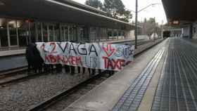 Un grupo de estudiantes corta el tráfico ferroviario en la Universitat Autònoma de Barcelona (UAB) / TWITTER