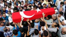 Funeral de una de las víctimas en el atentado del aeropuerto de Ataturk.