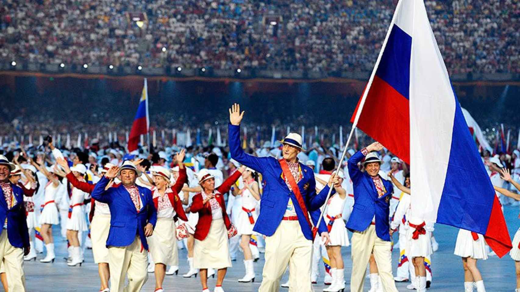 El abanderado ruso, Andrei Kirilenko, y otros atletas del país en la ceremonia de inauguración de los Juegos Olímpicos de Pekín, en 2008.