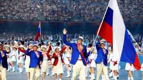 El abanderado ruso, Andrei Kirilenko, y otros atletas del país en la ceremonia de inauguración de los Juegos Olímpicos de Pekín, en 2008.