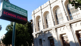 Imagen de un centro escolar de Los Angeles cerrado.