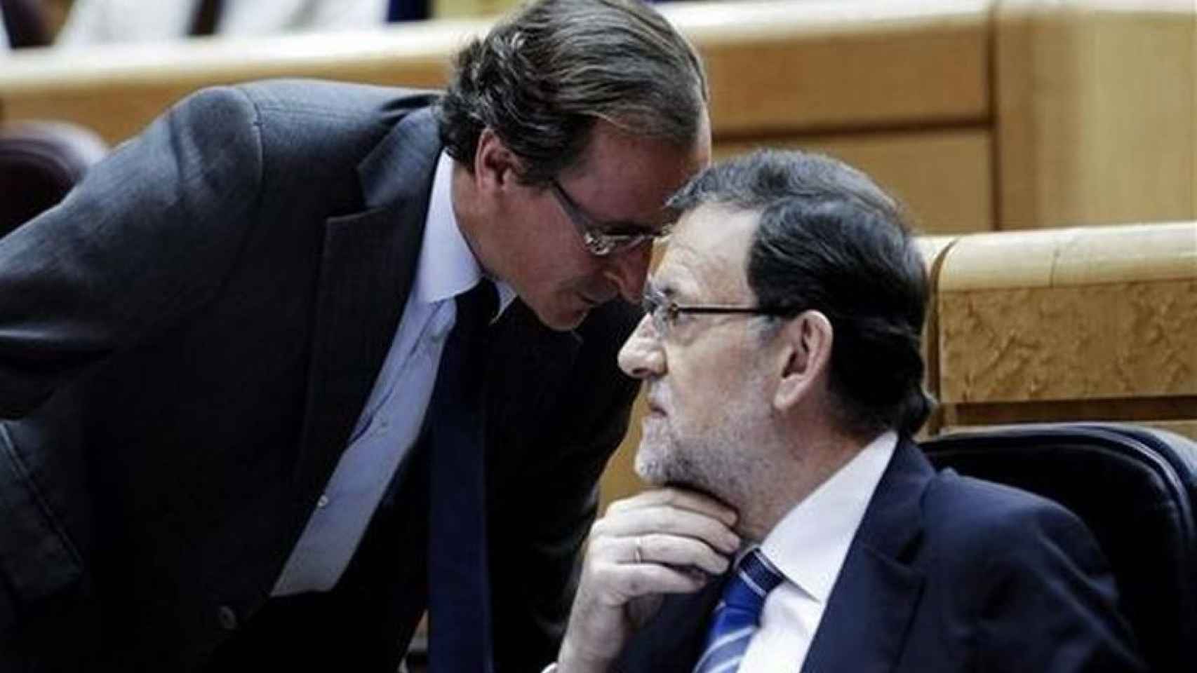 Alfonso Alonso, ministro de Sanidad, y Mariano Rajoy en el Senado.