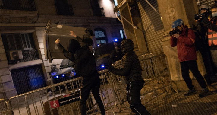 Manifestantes arrojan un contenedor a la policía en la vía Laietana / LORENA SOPENA - EUROPAPRESS