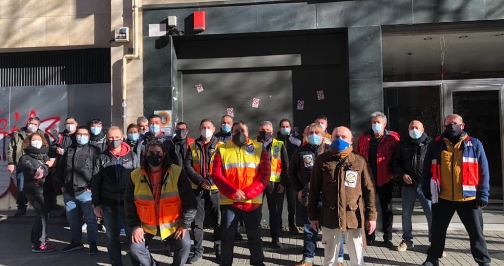 Trabajadores de ambulancias se manifiestan frente a la sede de ERC en Barcelona / CG