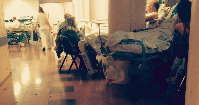 Enfermos en los pasillos a la espera de cama en el Hospital Vall Hebrón