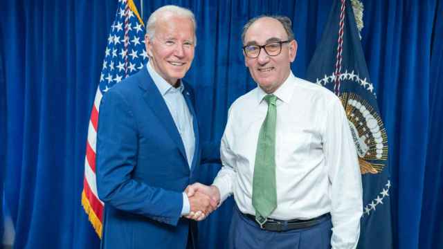 Ignacio Galán (dcha.), presidente de Iberdrola, saluda a Joe Biden, presidente de EEUU, donde la compañía ha focalizado sus inversiones en los últimos años / IBERDROLA