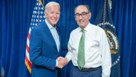 Ignacio Galán (dcha.), presidente de Iberdrola, saluda a Joe Biden, presidente de EEUU, donde la compañía ha focalizado sus inversiones en los últimos años / IBERDROLA