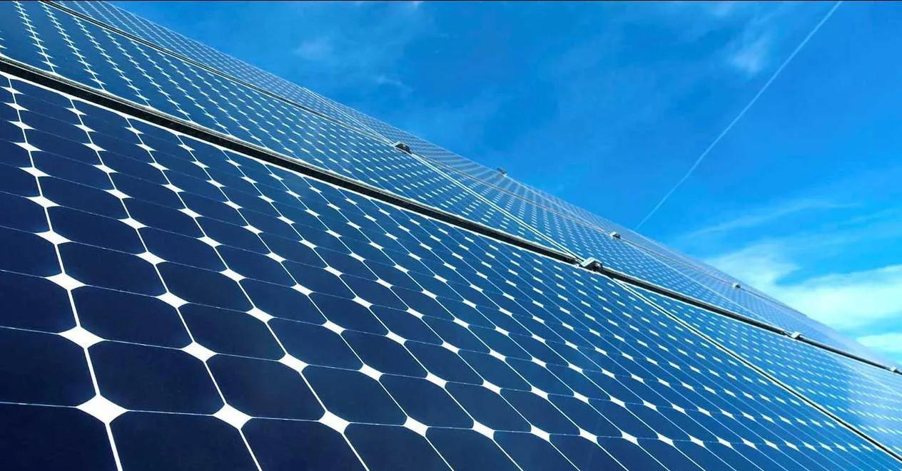 Instalación de placas solares, base de la energía fotovoltaica en la que se centra el negocio de Enerside Energy
