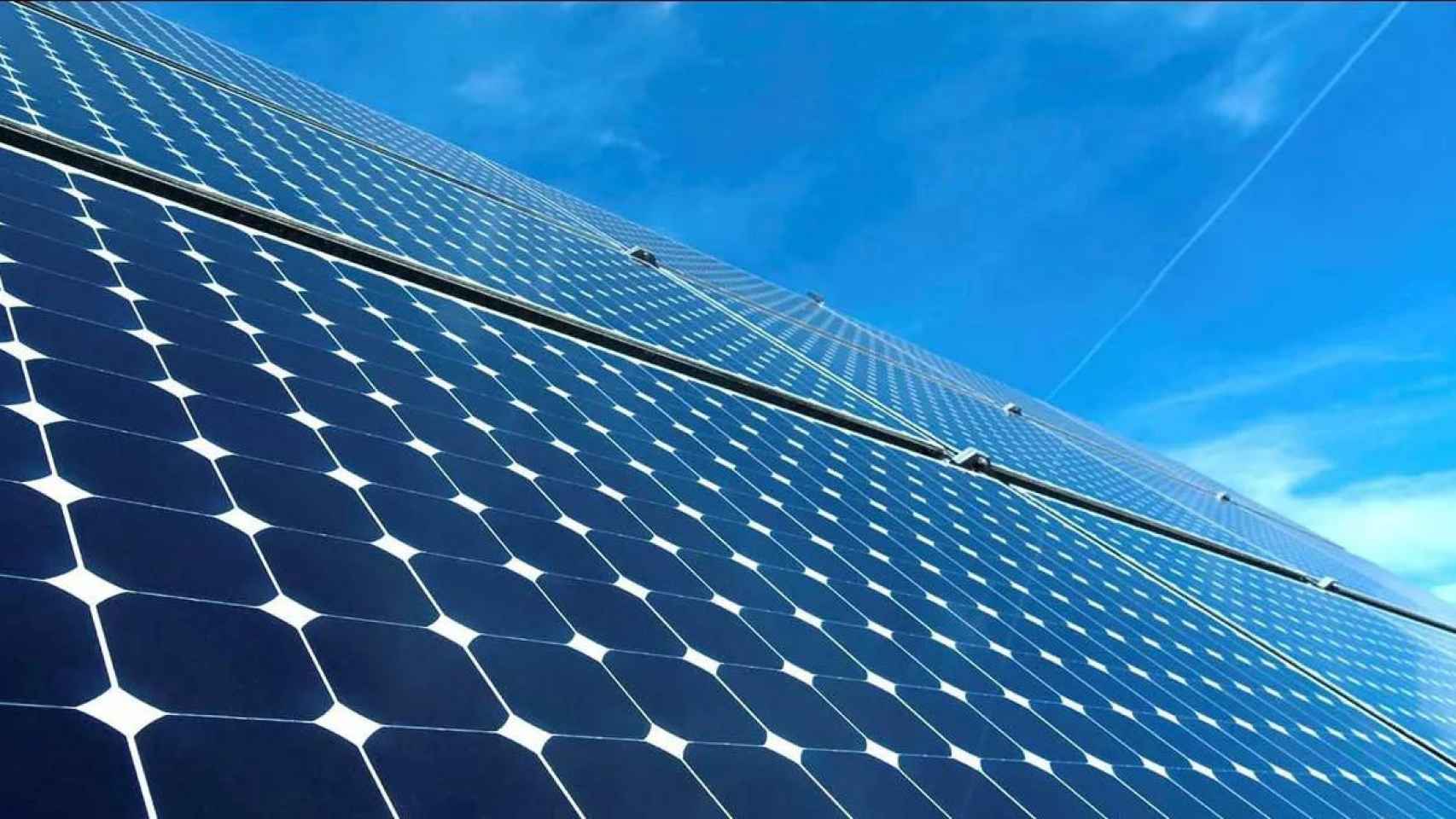 Instalación de placas solares, base de la energía fotovoltaica en la que se centra el negocio de Enerside Energy