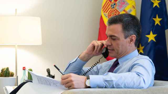 El presidente del Gobierno, Pedro Sánchez, en una conversación telefónica / EP