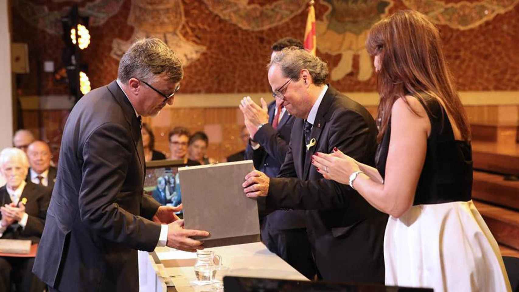 Quim Torra otorga la Creu de Sant Jordi a Carles Salvadó, expresidente de la Fundació puntCAT / GENCAT