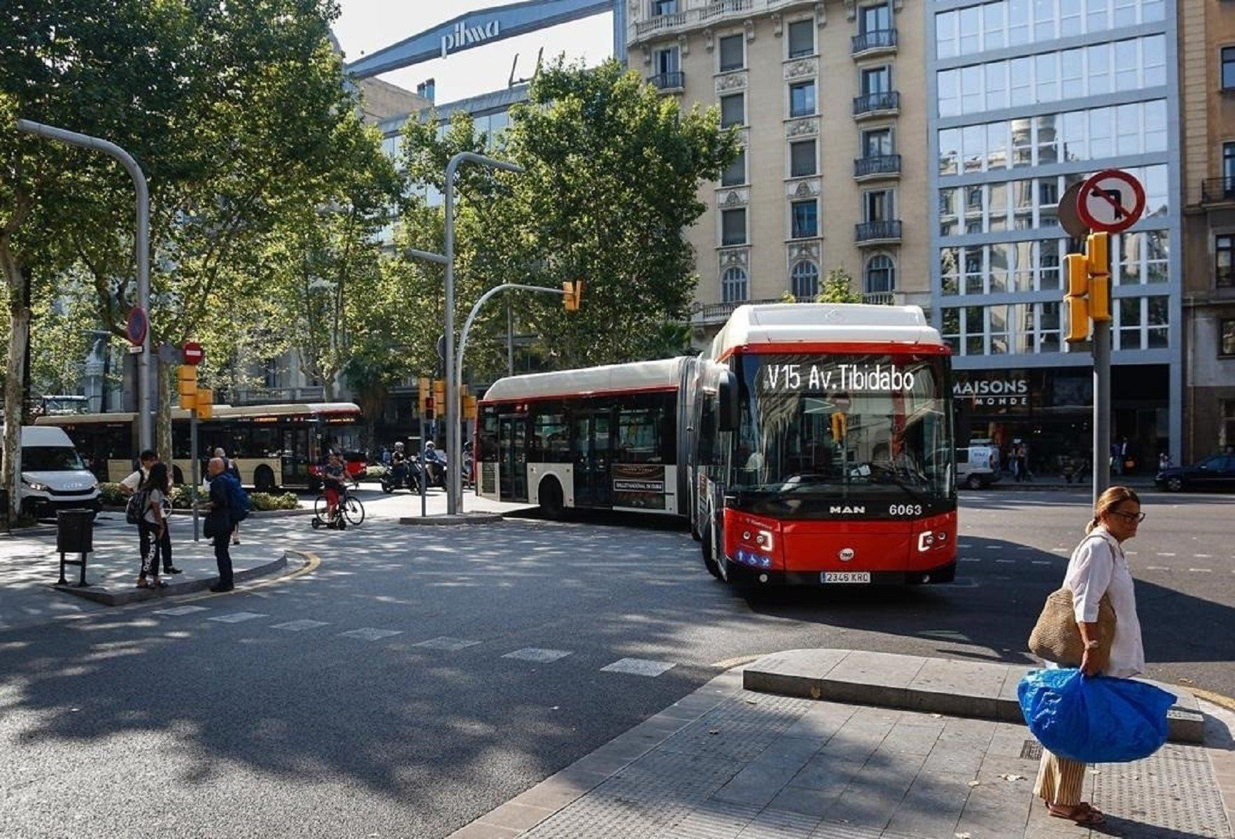 Dos autobuses circulan por las calles de Barcelona / EP