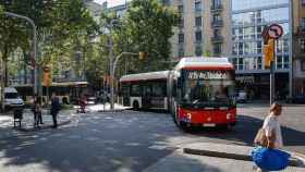Dos autobuses circulan por las calles de Barcelona / EP