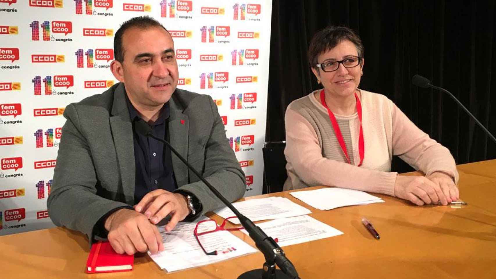El secretario general de CCOO de Cataluña, Javier Pacheco (i), y la portavoz del sindicato, Montse Ros (d) / CG