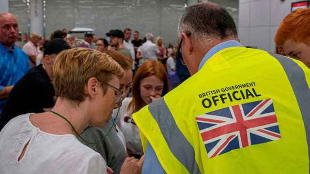 Empleados del Gobierno británico ayudan a pasajeros afectados por la quiebra de Thomas Cook / EFE