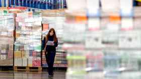 Una trabajadora de Mercadona en uno de los centros logísticos del grupo de supermercados / MERCADONA