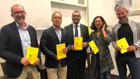 El autor del libro 'Campeones de la transformación digital: 10 líderes españoles' (editorial Profit), Lorenzo Ramírez (c), con algunos de sus protagonistas / EP