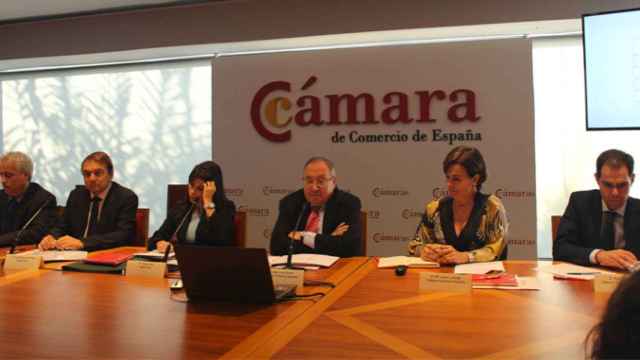 Empresas: el presidente de la Cámara de Comercio de España, José Luis Bonet (en el centro) durante la presentación de la encuesta sobre la estabilidad política y la economía en Cataluña / CÁMARA DE COMERCIO