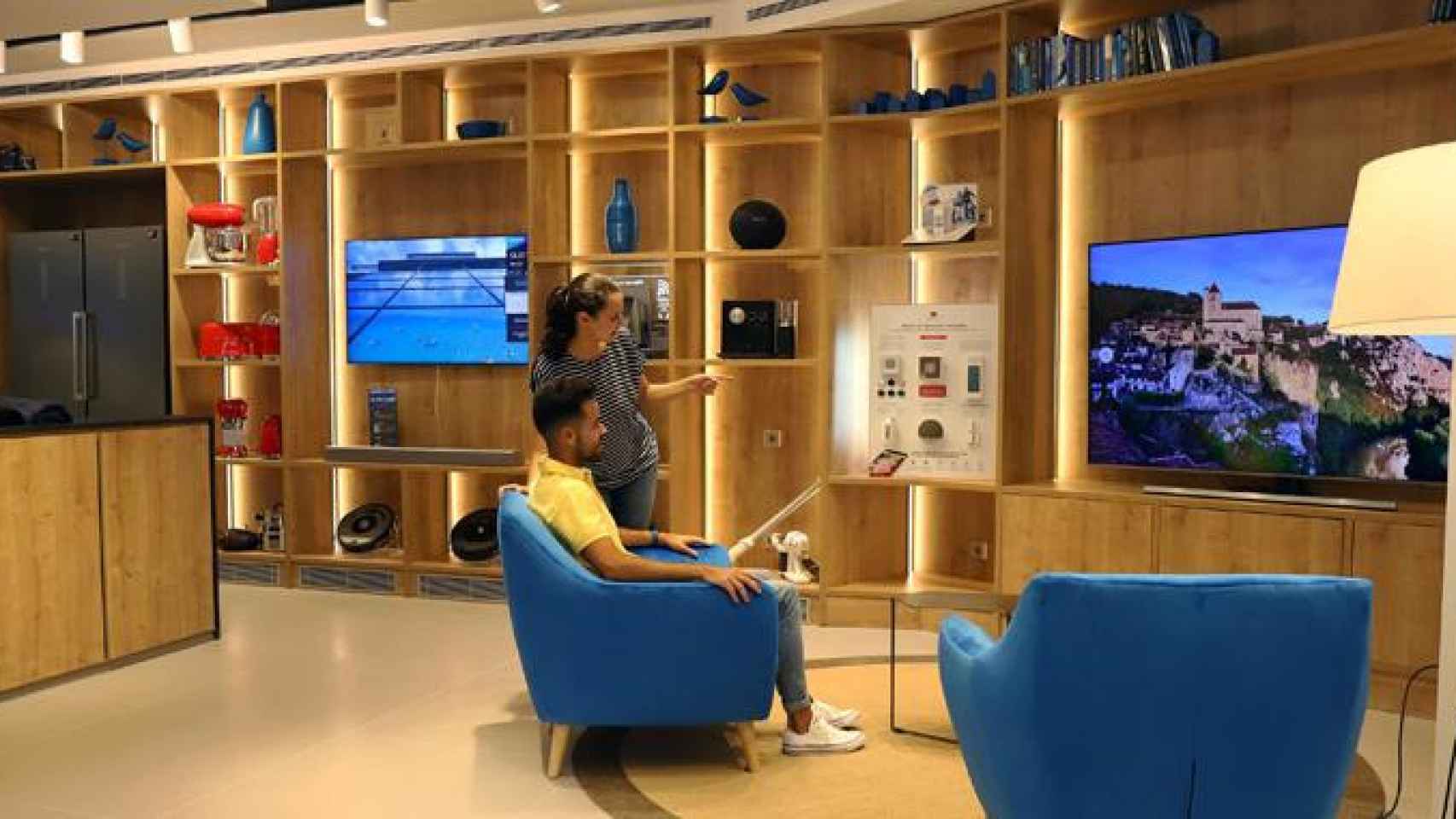 Caixabank ha abierto su primer establecimiento para vender electrodomésticos en la ciudad de Málaga / EFE