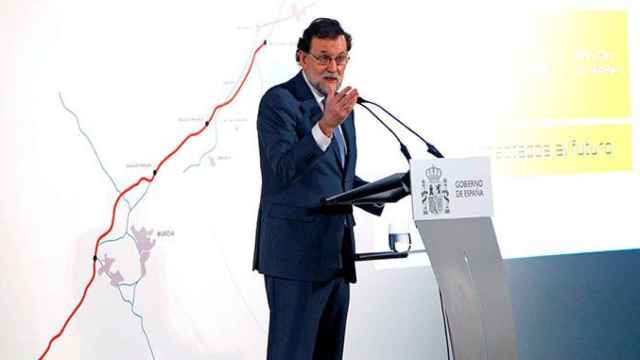 Mariano Rajoy, presidente del Gobierno, anuncia la revisión al alza de las previsiones económicas de 2018 / EFE