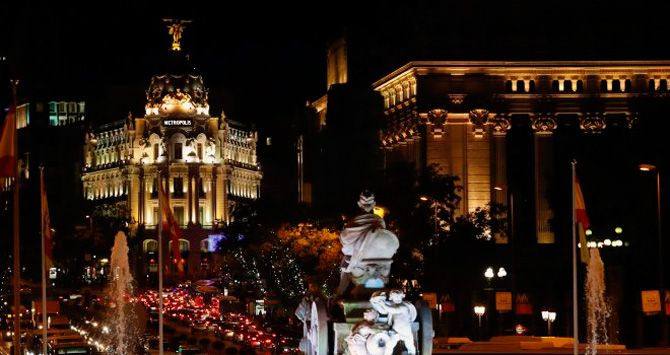 La Gran Vía de Madrid iluminada por las luces de Navidad / EFE