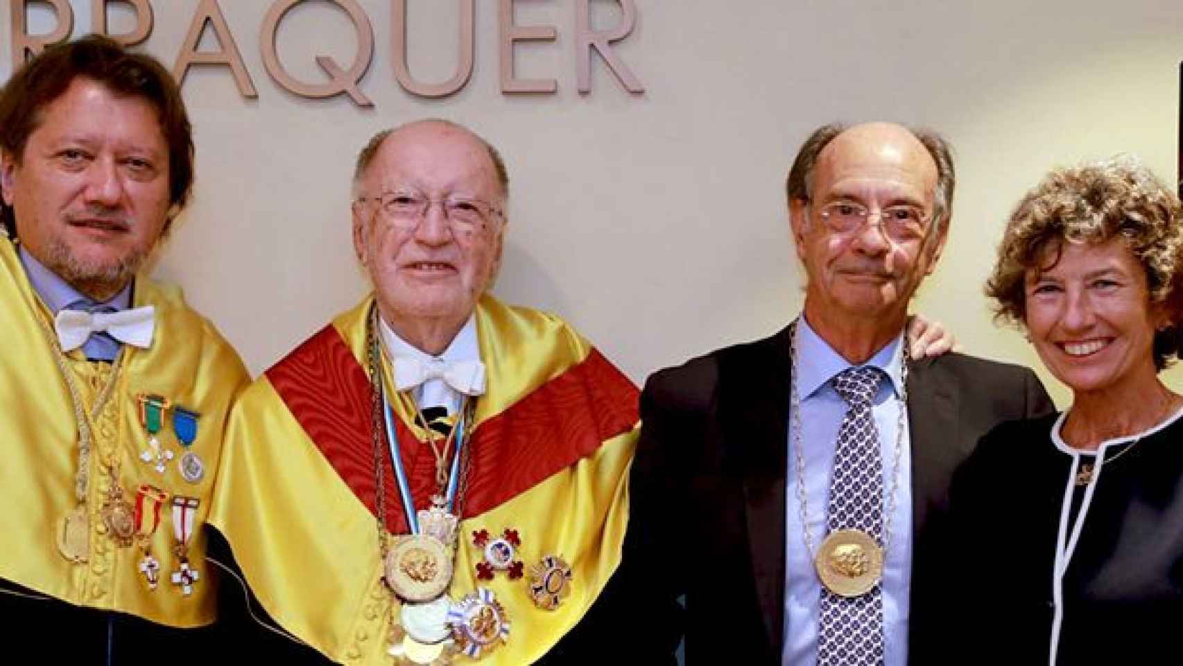 Rafael Ignacio (i) y Elena (d) Barraquer Compte en una imagen de archivo de 2015 junto a su padre, el prestigioso oftalmólogo Joaquín Barraquer Moner (2i) / CG