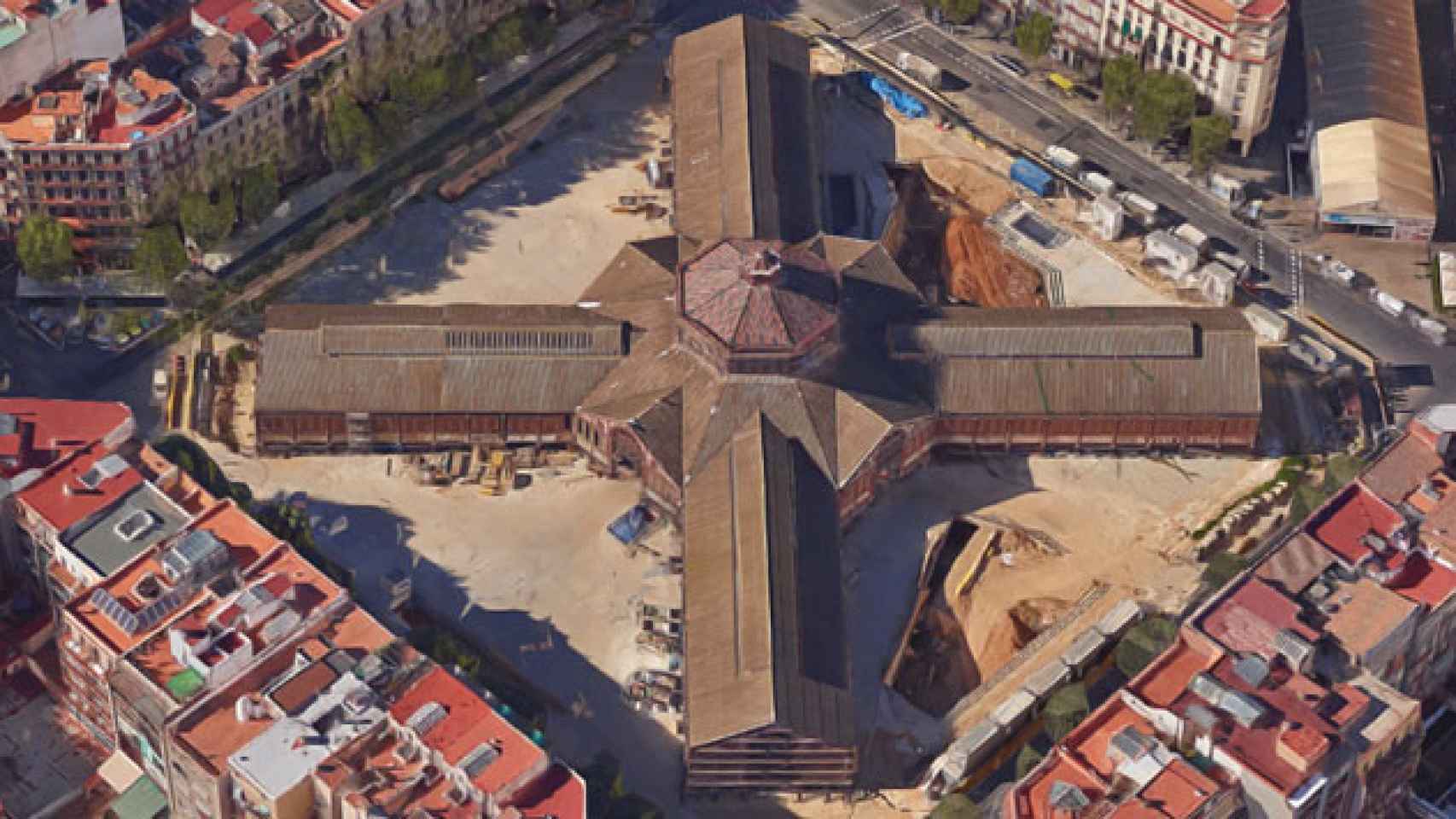 Imagen aérea del mercado de Sant Antoni de Barcelona en obras / CG