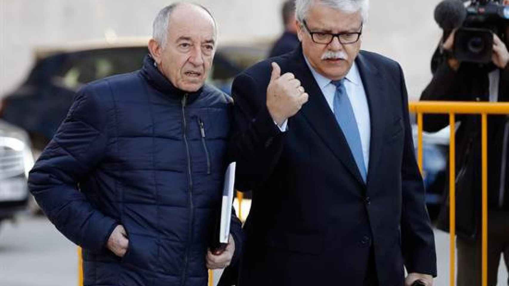 El exgobernador del Banco de España, Miguel Ángel Fernández Ordóñez, junto a su abogado / EFE