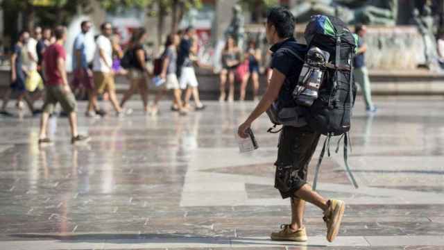 Un turista pasea por una ciudad española con su equipaje / EFE