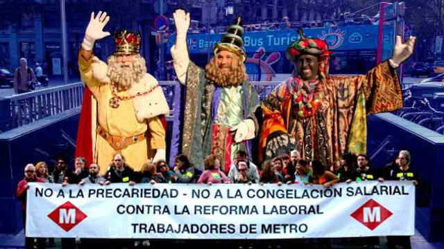 Una manifestación de los trabajadores del Metro de Barcelona, los reyes magos de la ciudad y una boca de entrada al suburbano de la ciudad / FOTOMONTAJE DE CG