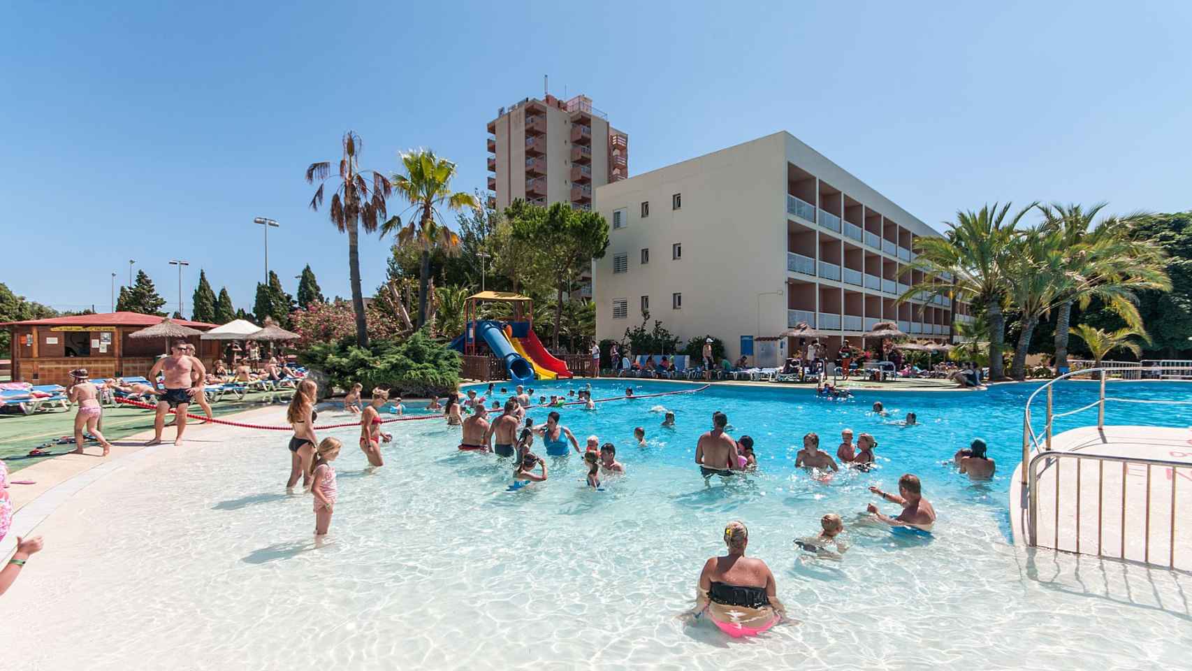 Imagen del Hotel Eurocalas de Mallorca tomada desde la piscina / CG