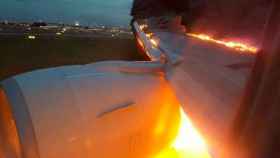 Un avión de Singapore Airlines termina en llamas.