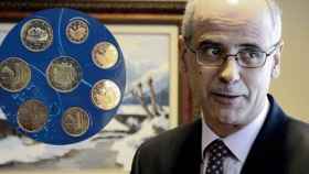 El jefe del Gobierno de Andorra, Antoni Martí, y un juego de euros del Principado