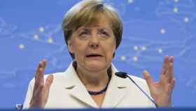 Angela Merkel fue la primera jefe de Gobierno en dar su versión del acuerdo con Grecia