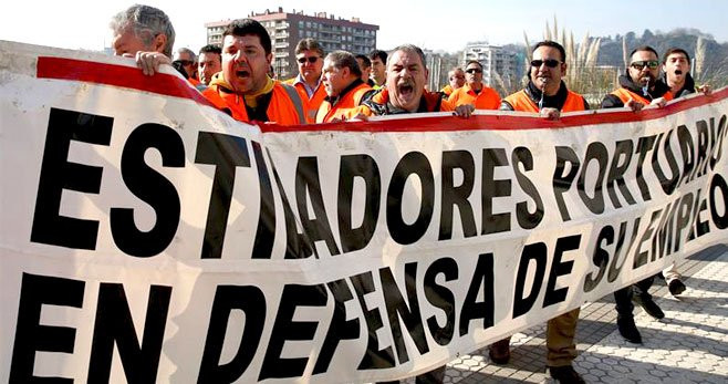 Estibadores del Puerto de Pasaia protestan durante la participación del ministro de Fomento, Iñigo de la Serna, en un acto en San Sebastián / EFE