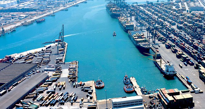 Imagen aérea de los muelles del puerto de Barcelona / CG