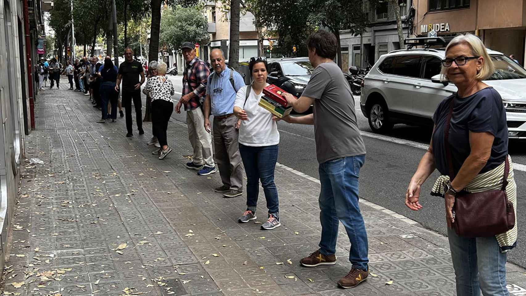 La cadena humana que ha ayudado a trasladar 12.000 libros de la librería 'NoLlegiu' en el Clot de Barcelona a su nueva sede / LLIBRERIA NOLLEGIU