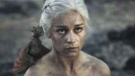 Emilia Clarke cómo Daenerys Targaryen en una de las escenas más icónicas de 'Juego de Tronos', cuándo nacen sus dragones.