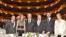 Plácido Domingo, junto con algunas autoridades, asistieron a la cena-homenaje del 24 de abril en el Liceu.